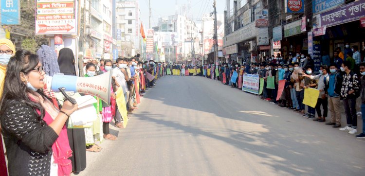 গুচ্ছ পদ্ধতিতে পরীক্ষার মাধ্যমে বিভাগ পরিবর্তনের দাবীতে  রংপুরে মানববন্ধন সমাবেশ