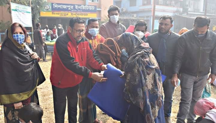 দিনাজপুরে সাপ্তাহিক কৃষি ও আমিষ পত্রিকার  উদ্যোগে শীতবস্ত্র বিতরণ