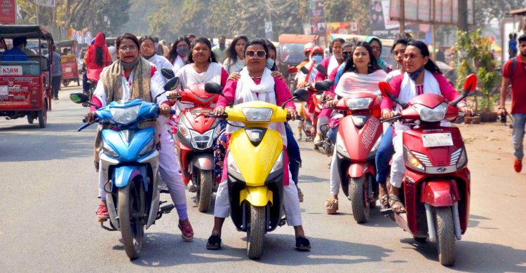 নারী দিবসে দিনাজপুরে নারী বাইকারদের মটরসাইকেল র‌্যালী