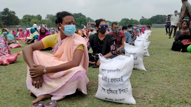 প্রধানমন্ত্রীর উপহার সামগ্রী পেলেন দিনাজপুরে ৫শতাধিক  অস্বচ্ছল মানুষ