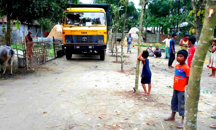 গঙ্গাচড়ায় এক প্রভাবশালী ব্যক্তির বিরুদ্ধে রাস্তা দখলের অভিযোগ 