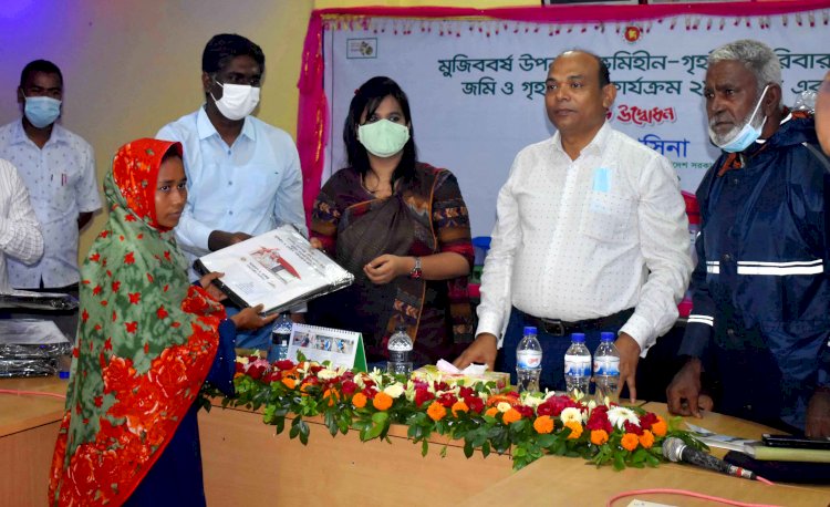 তারাগঞ্জে জমিসহ পাকাঘর পেয়ে খুশি ১০০টি পরিবার