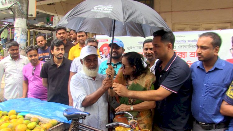 রংপুরে তীব্র তাপদাহ ও বৃষ্টি থেকে রক্ষায় যুবলীগের ছাতা-ক্যাপ ও পানি বিতরণ